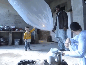 पाकिस्तानमध्ये फुग्यांमध्ये गॅस भरून लोक स्वयंपाक करत आहेत:LPG-तेलाच्या टंचाईमुळे लोक हतबल, तज्ज्ञ म्हणाले- हा फिरता बॉम्ब
